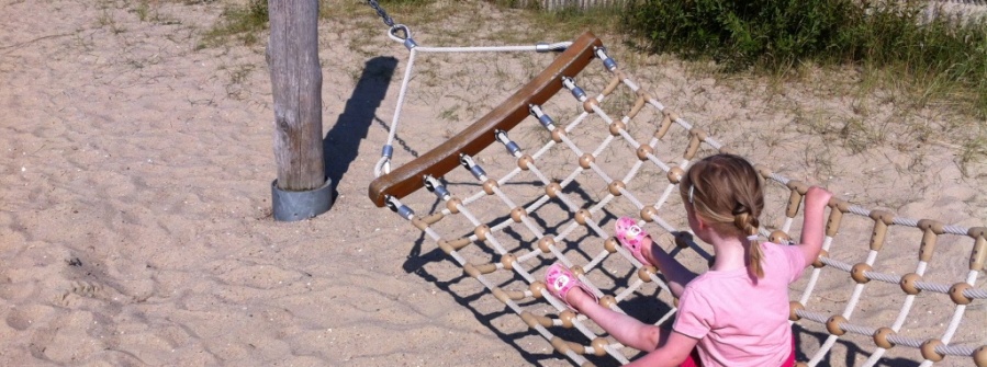 Spelen in de duinen.