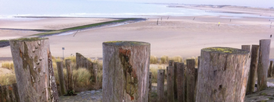 Kijkje tussen de strandpalen