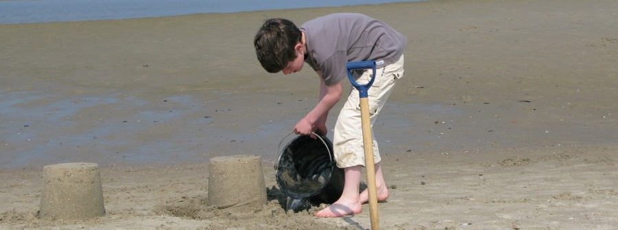 Spelen op het strand