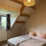 slaapkamer met babybed