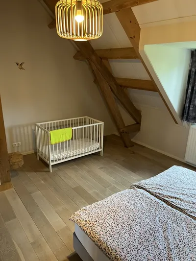 Slaapkamer met babybed