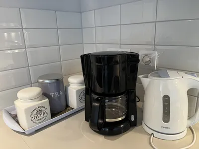 Waterkoker en koffiezetter in keuken
