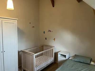 2e Slaapkamer boven met 1-persoons bed en kinderbed